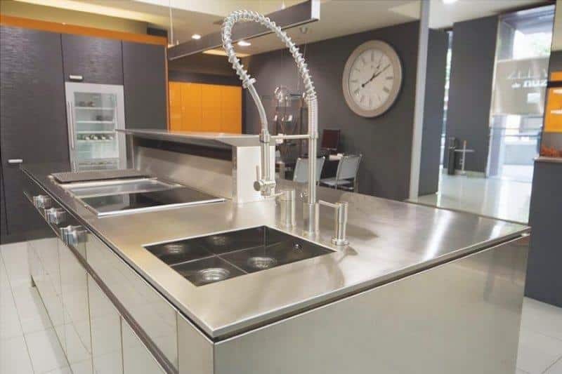 The countertop of the kitchen sink in brushed steel, enhancing the modern feel of this environment 