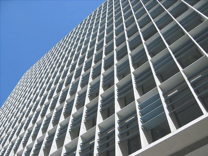 Brise of the ministry of education in Rio de Janeiro, is the first example of the use of brise-soleil of vertical and horizontal architecture.