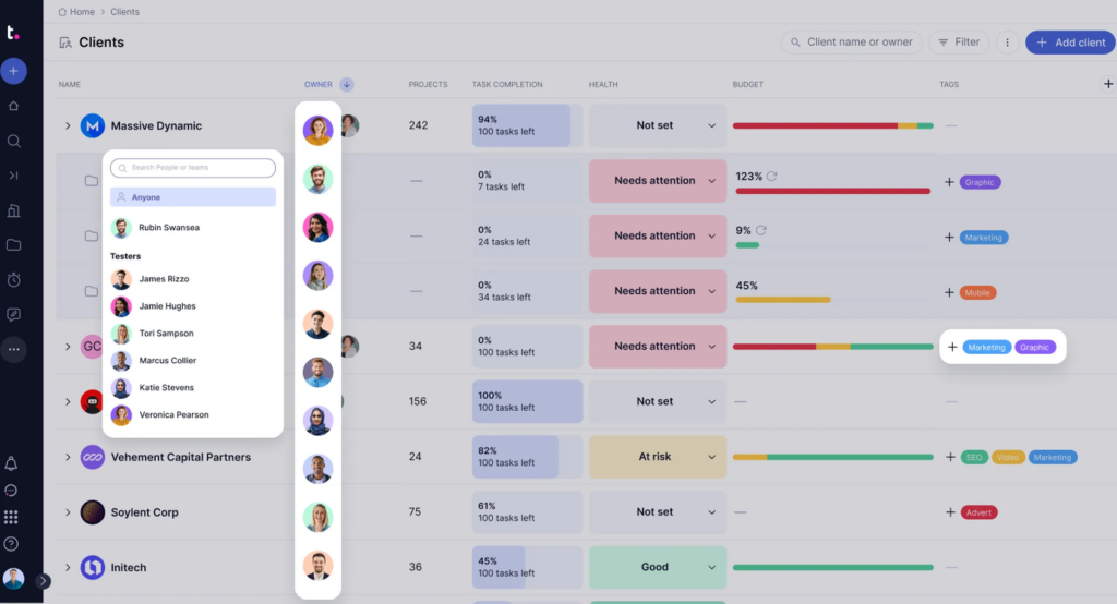 Teamwork. Bild powered by FuseBase.